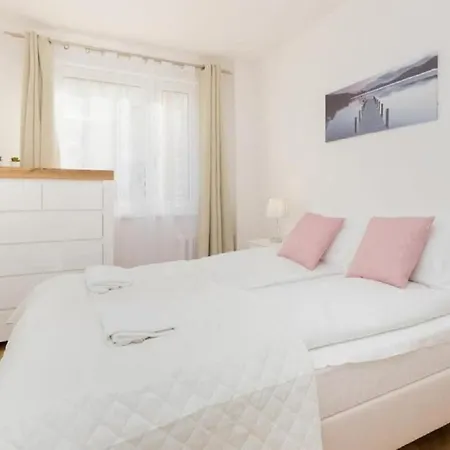 Bright Nevada With Balcony In By Renters Apartamento